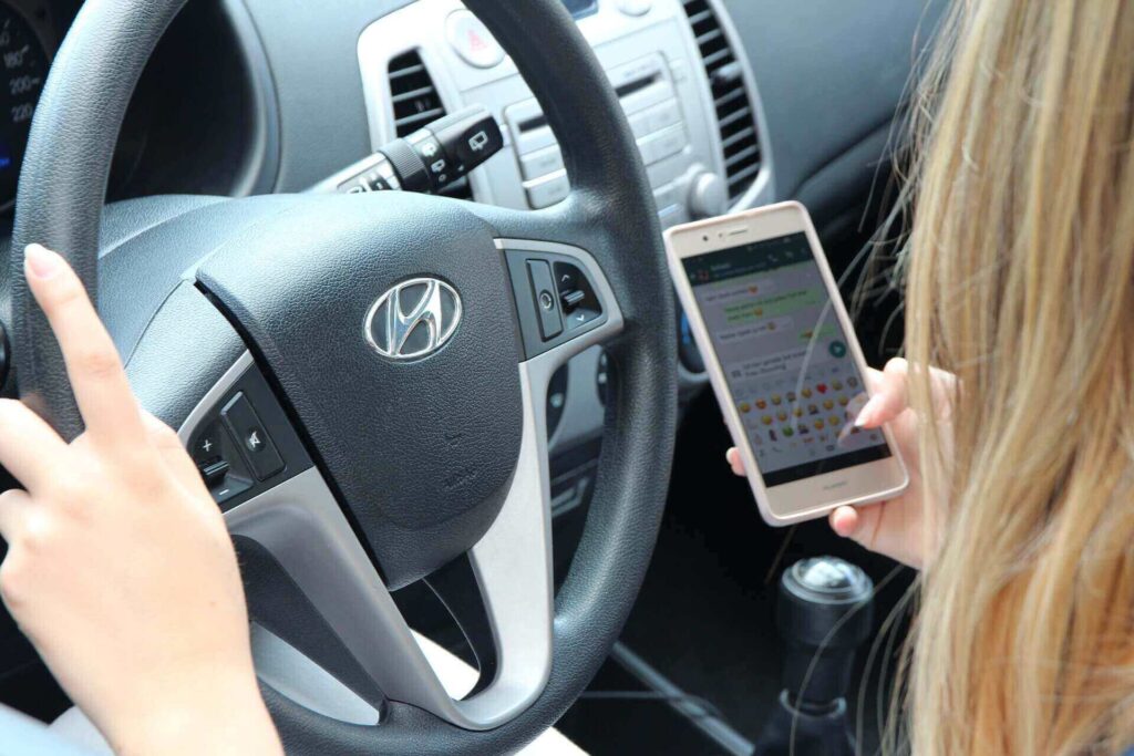 שימוש בטלפון הנייד בנהיגה